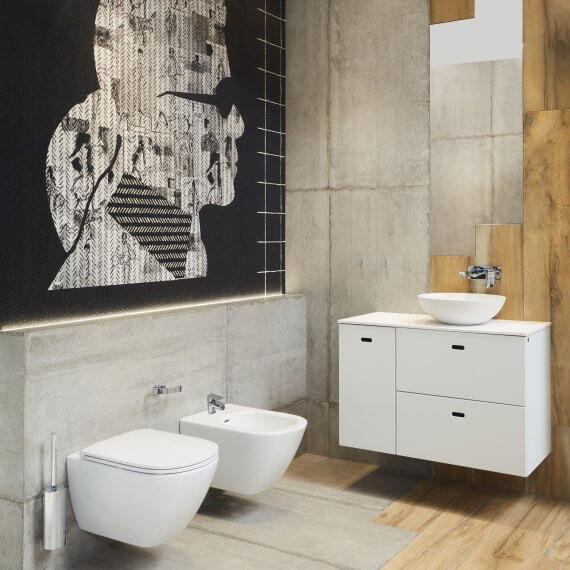 Loftowa łazienka z tapetą Lagerfeld - zdjęcie główne