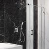 prysznic w łazience z czarnym marmurem