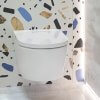 kolorowa łazienka z lastryko Corten Ghiaia Ceramika Roca 