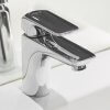 srebrna bateria umywalkowa w łazience z czarnym marmurem