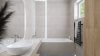 Wąska łazienka z wanną i dużym lustrem - wizualizacja Salon HOFF (2)
